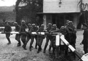 Żołnierze niemieccy złamali polski szlaban graniczny w Tczewie.
