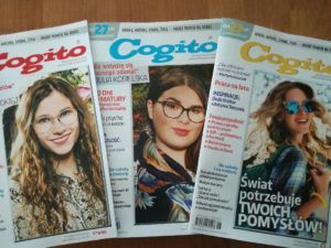 Trzy czasopisma Cogito. Na okładce każdego z nich młoda, uśmiechnięta kobieta w okularach.