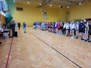 Zdjęcie przedstawia uczniów biorących udział w zawodach w piłce koszykowej