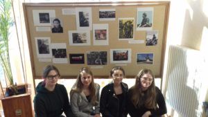 Zdjęcie przedstawia autorki wystawy: Maję, Weronikę, Agatę i Zuzannę - uczennice klasy II R prezentujące ekspozycję.