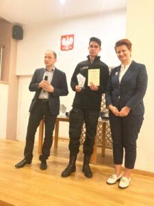 Nagrodzony uczeń, pani dyrektor Karolina Rakowicz oraz pan Karol Biadasz