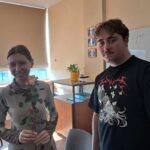 Nauczycielka fizyki trzymająca różę oraz przedstawiciel Samorządu Uczniowskiego