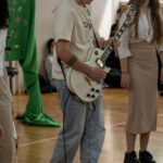Uczeń gra na gitarze elektrycznej
